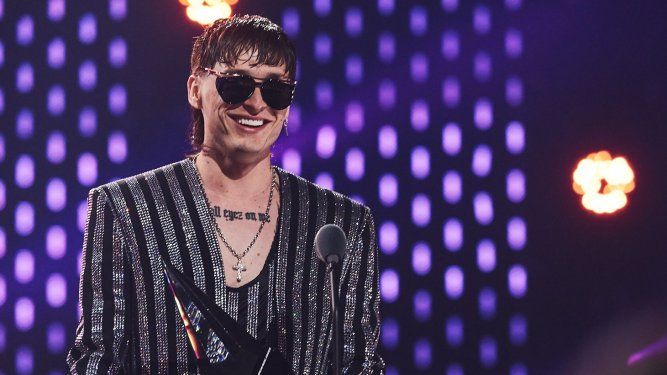 Peso Pluma recibe el primer premio de la noche en los Latin AMAS el 25 de abril de 2024 en el MGM Grand Garden Arena de Las Vegas.