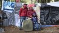 Maicol Hernández (izquierda) y su esposa, Railin Hernández, posan con su hijo Elieker en el exterior de su tienda en un parque donde viven junto a otros migrantes venezolanos desempleados desde finales de mayo, cerca de la estación de autobuses de Bogotá, Colombia, el 10 de junio de 2020. La pareja _ el mécanico de motos y ella ama de casa _ dejaron su Mérida natal hace dos años y viajaron a pie hasta Lima, Perú, donde trabajaron en un restaurante y en una frutería. Cuando la cuarentena para contener la pandemia del COVID-19 dejó a Hernández sin empleo, volvieron a emprender viaje, esta vez a Bogotá, donde están esperando una prueba de detección del coronavirus para poder regresar a Venezuela pese a las restricciones a viajes de larga distancia dentro de Colombia.&nbsp;