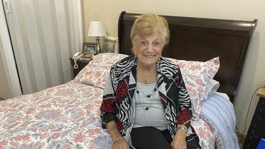 La sobreviviente del COVID-19 Anna Fortunato, de 90 a&ntilde;os, posa para una foto en su habitaci&oacute;n en la comunidad para ancianos The Arbors en Jericho, Nueva York, el 31 de marzo del 2020. &nbsp;