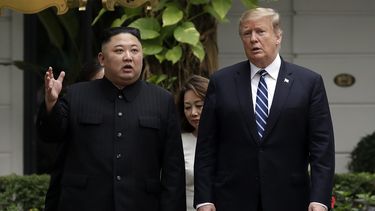 Fotografía de archivo fechada el 28 de febrero de 2019 del presidente Donald Trump (der.), y el líder norcoreano, Kim Jong-un, tras una reunión en el hotel Sofitel Legend Metropole de Hanói, Vietnam.