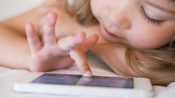 Los niños expuestos al uso indiscriminado del celular pueden padecer problemas de salud.&nbsp;