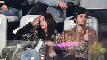 El cantautor canadiense Justin Bieber y su esposa, la modelo estadounidense, Hailey Bieber, observan el Super Bowl LVIII entre los Kansas City Chiefs y los San Francisco 49ers en el Allegiant Stadium en Las Vegas, Nevada, el 11 de febrero de 2024.