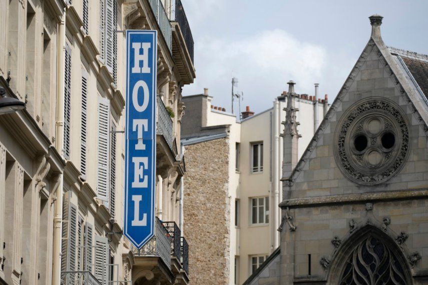 Vista del letrero de un hotel en París, el 20 de julio de 2023. Las autoridades francesas realizarán controles de 10.000 hoteles y restaurantes del país antes de los Juegos Olímpicos del año próximo para limitar los enormes aumentos previstos de los precios durante la competencia.