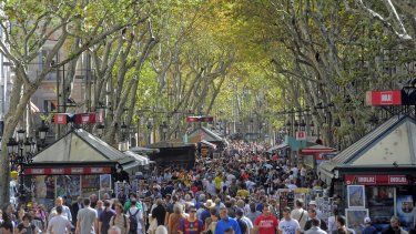 Fotografía del 4 de octubre de 2010 de personas caminando en las Ramblas de Barcelona, España. 
