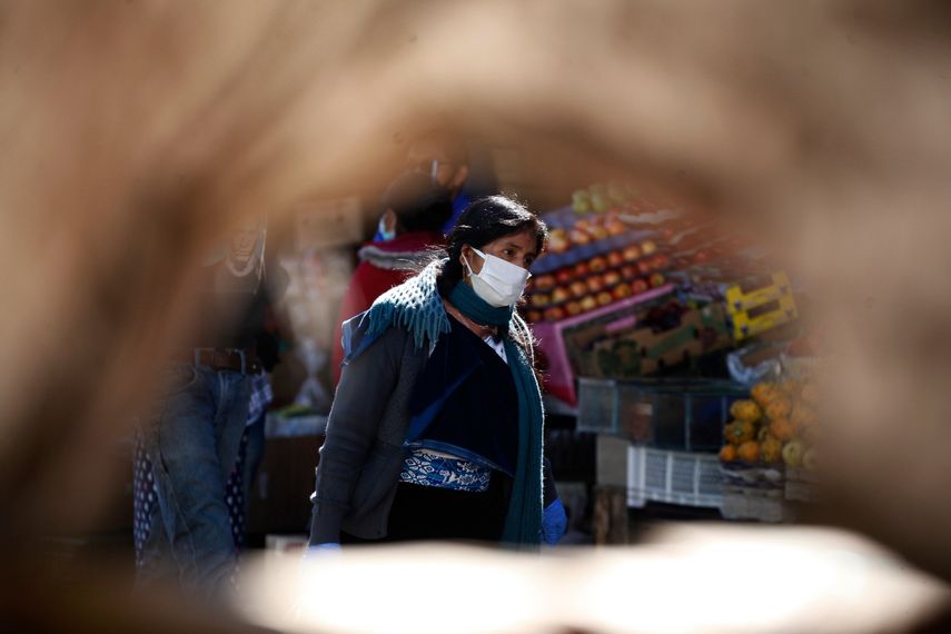 Mujer con tababocas recorre las calles de Quito, Euador.&nbsp;