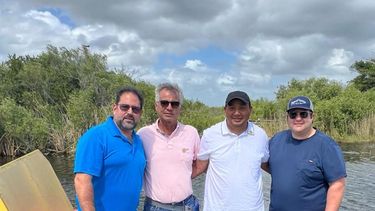 De izquierda a derecha, Luis Suárez (embajador ambiental de Galápagos), Henry Cobos (alcalde de San Cristóbal), Víctor Hugo Boza (vocero de la alcaldía de Durán, Ecuador), y Anthony F. DeFillipo (alcalde de North Miami Beach).&nbsp;