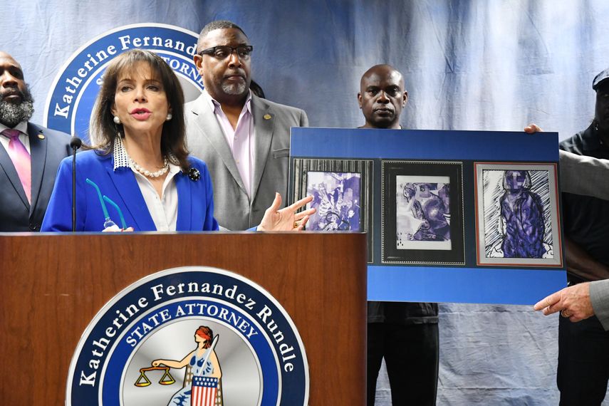 La fiscal estatal de Miami-Dade,&nbsp;Katherine Fernández Rundle, muestra las imágenes en cuestión.