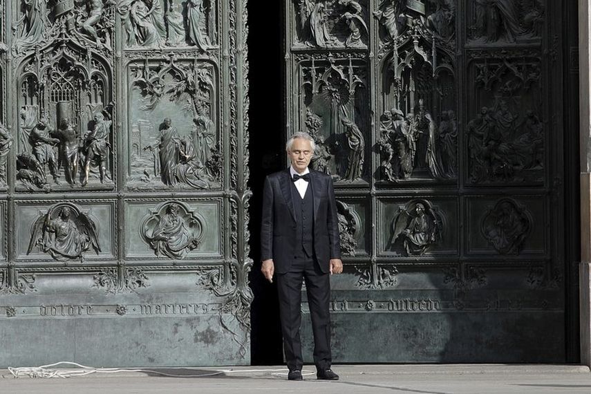 En este domingo 12 de abril de 2020, la cantante italiana Andrea Bocelli se presenta fuera de la catedral del Duomo, en Mil&aacute;n, Italia. El tenor italiano Andrea Bocelli, quien ten&iacute;a COVID-19, dice que el cierre de la pandemia en su pa&iacute;s lo hizo sentir humillado y ofendido por privarlo de la libertad.&nbsp;