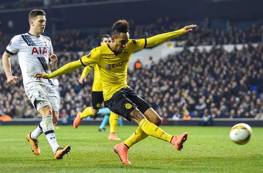 El gabonés Pierre-Emerick Aubameyang (centro) del Borussia Dortmund anota frente al Tottenham. (EFE)