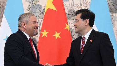 El Ministro de Relaciones Exteriores de Honduras, Eduardo Enrique Reina (L), y el Ministro de Relaciones Exteriores de China, Qin Gang, se dan la mano luego del establecimiento de relaciones diplomáticas entre los dos países, durante una declaración conjunta después de una ceremonia en la Casa de Huéspedes Estatal Diaoyutai en Beijing.
