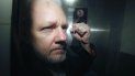 El fundador de WikiLeaks, Julian Assange, es conducido fuera de la corte en la que compareció acusado de incumplir las condiciones de su libertad bajo fianza hace siete años, en Londres, el miércoles 1 de mayo de 2019. 