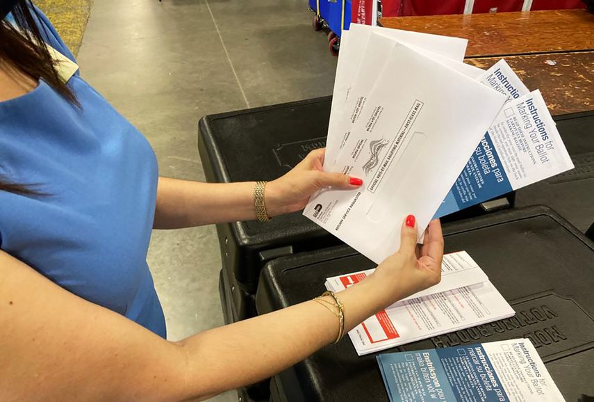 Las boletas para votar son depositadas en sobre especiales.