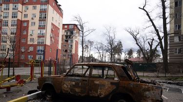 Un auto dañado por los bombardeos, en un estacionamiento en Irpin, a las afueras de Kiev, Ucrania, el 11 de abril de 2022.