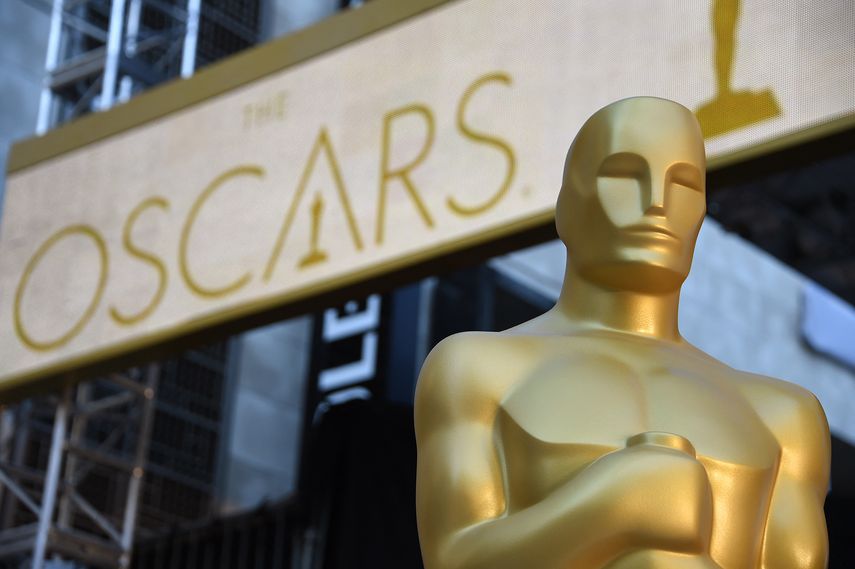 En esta foto de archivo, se ve una estatua de un Oscar en el área de llegadas de la alfombra roja mientras continúan los preparativos para la 88 entrega anual de los Premios de la Academia en el Hollywood&Highland Center el 25 de febrero de 2016 en Hollywood, California.&nbsp; &nbsp;