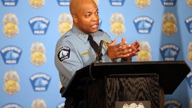 El jefe de la polic&iacute;a de Minneapolis, Medaria Arradondo, habla con la prensa para discutir reformas policiales, el mi&eacute;rcoles, 10 de junio del 2020, en Minneapolis.