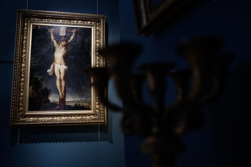 Esta fotografía, tomada el 11 de septiembre de 2025, muestra la pintura Cristo en la cruz del pintor holandés Peter Paul Rubens, expuesta en la casa de subastas Osenat en Fontainebleau, al sur de París. Una pintura perdida hace mucho tiempo del maestro flamenco del siglo XVII, Peter Paul Rubens, fue encontrada en una mansión parisina, según anunció un subastador francés el 10 de septiembre de 2025.&nbsp; &nbsp;