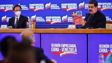 Foto del folleto publicado por la Presidencia venezolana que muestra al presidente de Venezuela, Nicolás Maduro, y al embajador chino en Venezuela, Li Baorong (izq.), Durante una reunión con representantes empresariales chinos en Caracas, el 6 de noviembre de 2020.