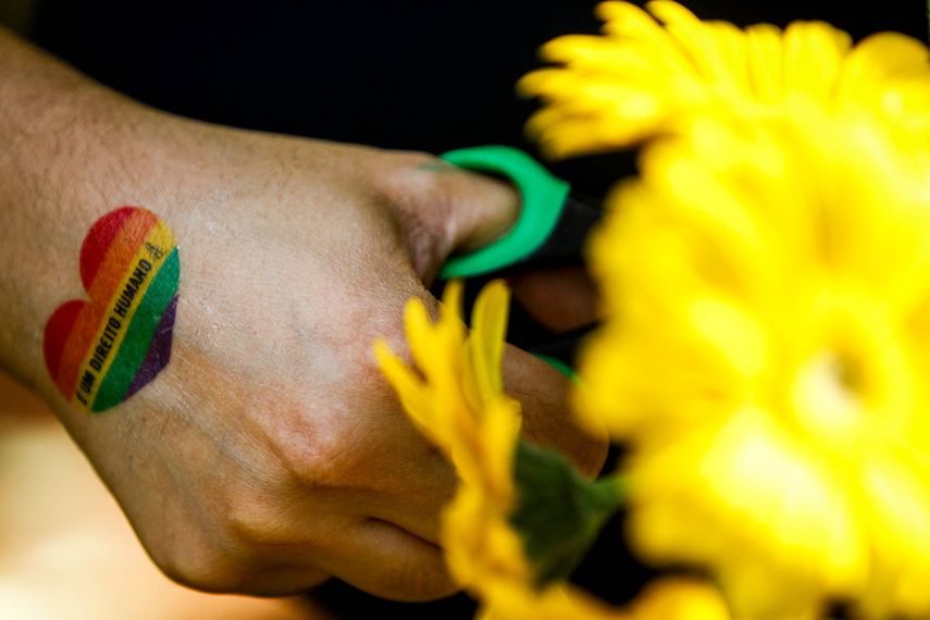 Tatuaje de corazón con la bandera del orgullo gay.&nbsp;