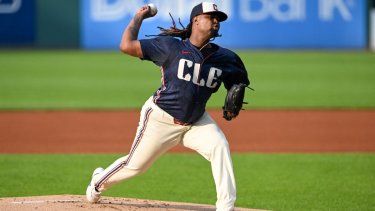 El lanzador dominicano Luis Ortiz, de los Guardianes de Cleveland, trabaja durante un compromiso contra los Cardenales de San Luis, el 27 de junio de 2025.