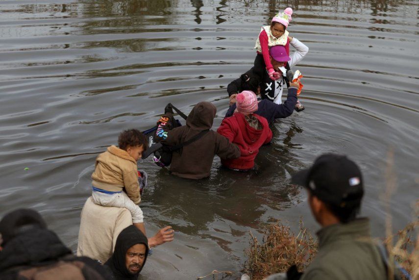 Migrantes cruzan el río Bravo, para llegar a Estados Unidos.&nbsp;
