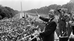 El líder de los derechos civiles de Estados Unidos, Martin Luther King (C), saluda a sus partidarios el 28 de agosto de 1963 en el Mall de Washington DC (el Monumento a Washington al fondo) durante la Marcha en Washington, donde King pronunció su famoso discurso Tengo un sueño, que movilizó a los partidarios de la desegregación e impulsó la Ley de Derechos Civiles de 1964.