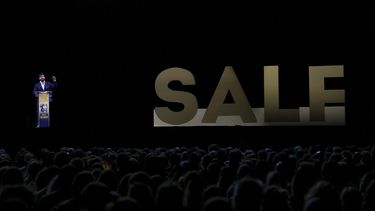 Luis Alvise Pérez, YouTuber y fundador del partido político español de extrema derecha Se Acabó la Fiesta (SALF), hace gestos mientras pronuncia un discurso en el lanzamiento del partido en el auditorio Vistalegre de Madrid el 12 de octubre de 2025.