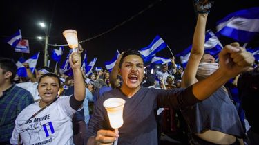 Decenas de nicaraguenses protestan durante una manifestación en demanda de justicia por los estudiantes que murieron a manos de la policía