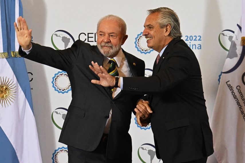 El presidente argentino Alberto Fernández (R) posa para una fotografía con el presidente brasileño Luiz Inacio Lula da Silva (L) antes de la apertura de la cumbre de la Comunidad de Estados Latinoamericanos y Caribeños (CELAC) en Buenos Aires, el 24 de enero de 2023.