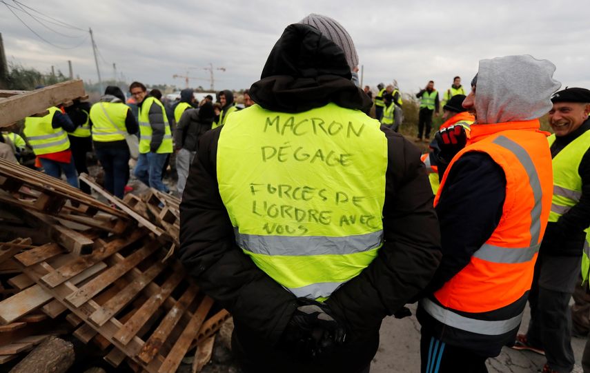 El Gobierno ha generado el descontento ciudadano al decretar un alza de los&nbsp;impuestos&nbsp;a los carburantes de 7,6 céntimos por litro para el diésel y de 3,9 céntimos para la gasolina para evitar el uso de vehículos contaminantes y promover la energía limpia.
