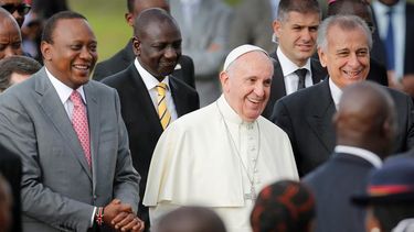 El papa Francisco junto al presidente keniano Uhuru Keniata a su llegada al aeropuerto Internacional Jomo Kenyatta de Nairobi, Kenia.(EFE)