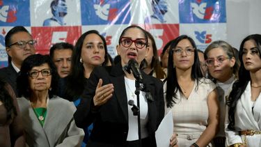 La excandidata presidencial de Ecuador, Luisa González, habla durante una conferencia de prensa en Quito el 28 de enero de 2026.