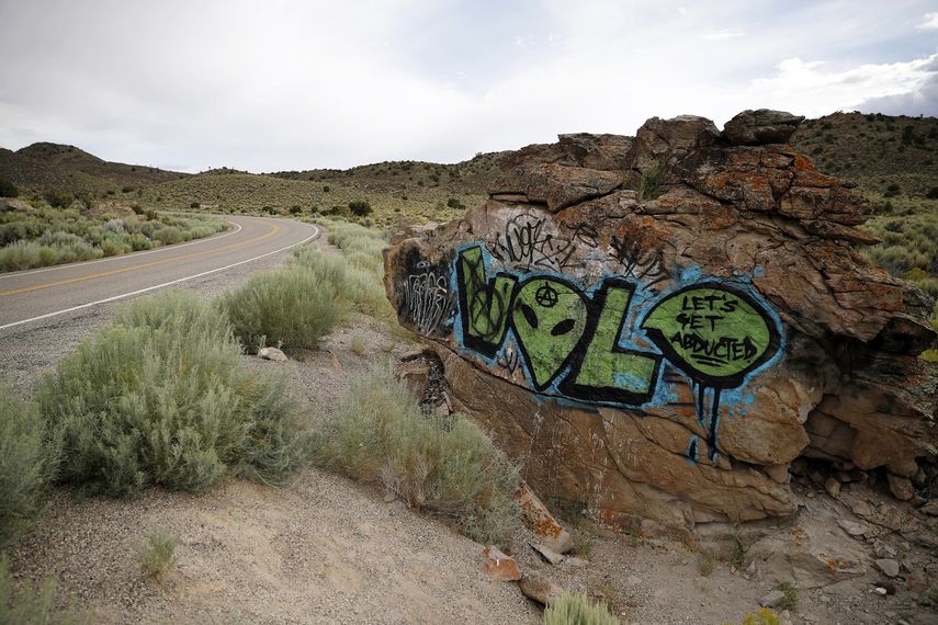 Fotografía del 22 de julio de 2019 de un graffiti con temática de aliens sobre una roca en una carretera de Rachel, Nevada, una localidad cercana al Área 51.