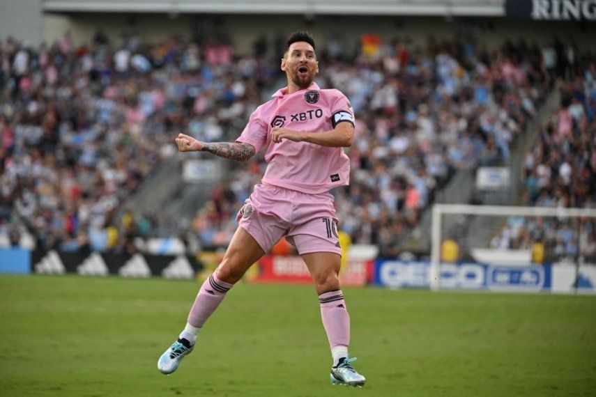 El delantero argentino del Inter Miami, Lionel Messi, celebra un gol durante el partido de fútbol semifinal de la Copa de la Liga entre su club y el Philadelphia Union en el Subaru Park Stadium, en Chester, Pensilvania.