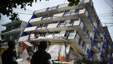 Militares observan el hotel Ane Centro, afectado por un sismo en el municipio de Matías Romero, en el estado mexicano de Oaxaca.&nbsp;