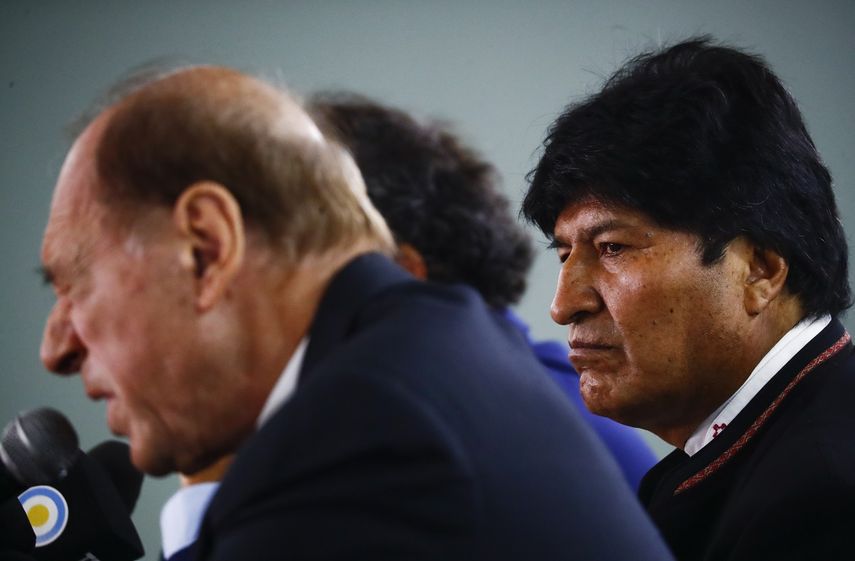 El expresidente de Bolivia, Evo Morales, escucha a su asesor legal Eugenio Zaffaroni, ex miembro de la Corte Suprema argentina, mientras dan una conferencia de prensa en Buenos Aires, donde vive Morales, el jueves 2 de enero de 2020.&nbsp;