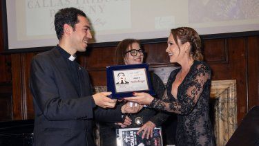 La periodista argentina Natalia Denegri recibe el premio Callas Tribute Prize 2025, el 6 de marzo, en el Istituto Italiano di Cultura di New York.