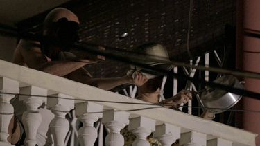 Los cubanos usan ollas para reclamar electricidad durante la tercera noche de apagón nacional en La Habana el 20 de octubre de 2024.