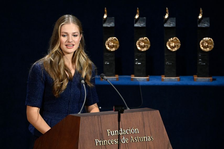 La princesa Asturias, Leonor, pronuncia un discurso durante la ceremonia de entrega del premio Princesa de Asturias 2023 en el teatro Campoamor de Oviedo el 20 de octubre de 2023. La Princesa Leonor, heredera de la corona española, jurará lealtad a la constitución el 31 de octubre.&nbsp;