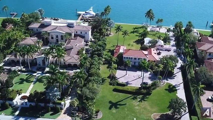 Vista aérea de mansiones en Indian Creek Village.