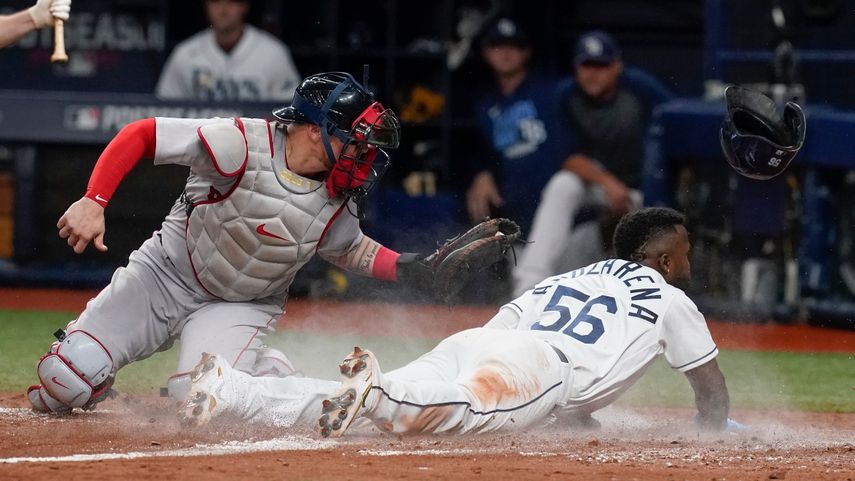 El cubano Randy Azorarena mientras se robó el home en el triunfo de Rays de Tampa Bay contra Medias Rojas de Boston