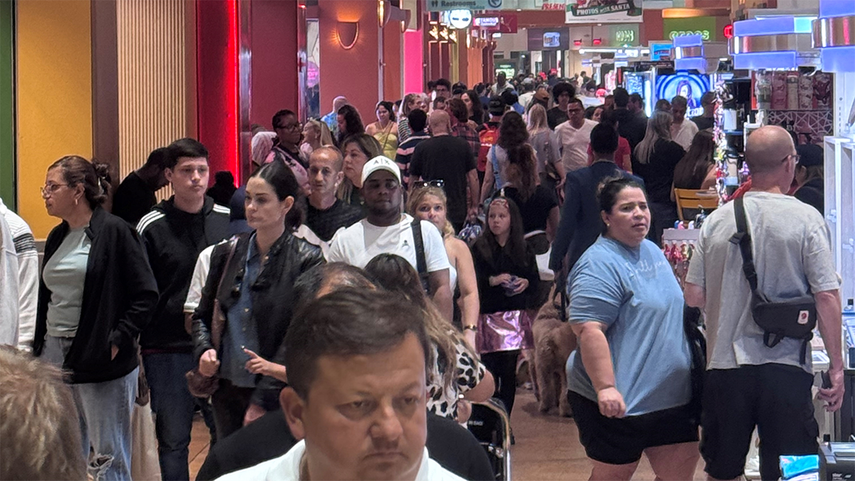 Los pasillos del centro comercial Dolphin Mall estuvieron llenos de clientes