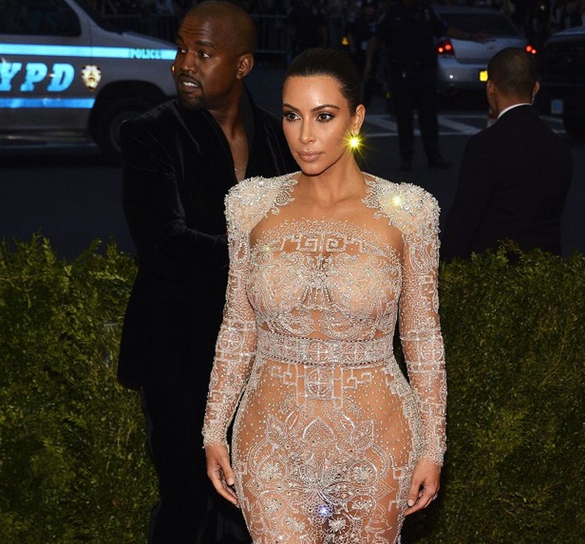 La socialité Kim Kardashian posa en la alfombra roja de la gala Met 2015 junto a su esposo el rapero Kayne West. (INSTAGRAM)