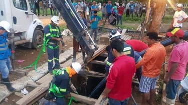 Trabajadores en labores de rescate de tres j&oacute;venes mineros que murieron en el derrumbe de una mina de oro en Nicaragua.