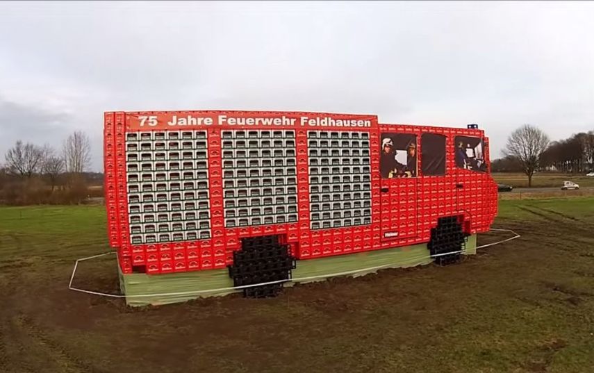 En la imagen el camión de cajas de cerveza terminado. Foto Youtube