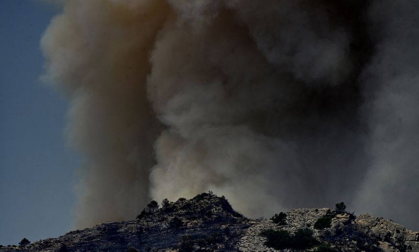 Una imagen tomada el 8 de julio de 2025 muestra la columna de humo de un incendio forestal cerca de Pauls, junto a Tarragona, en la región de Cataluña, España. Más de 450 bomberos, con el apoyo de helicópteros y aviones, se desplegaron en un frente montañoso de 30 kilómetros (19 millas) en la provincia nororiental de Tarragona, según informó el servicio de bomberos de la región de Cataluña.