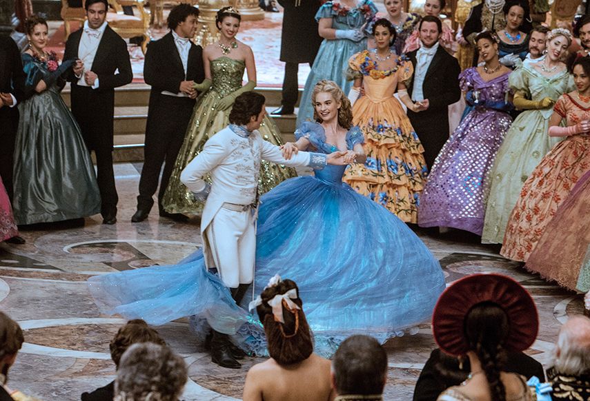 El príncipe y Cenicienta protagonizan el gran baile de la noche. (DISNEY)