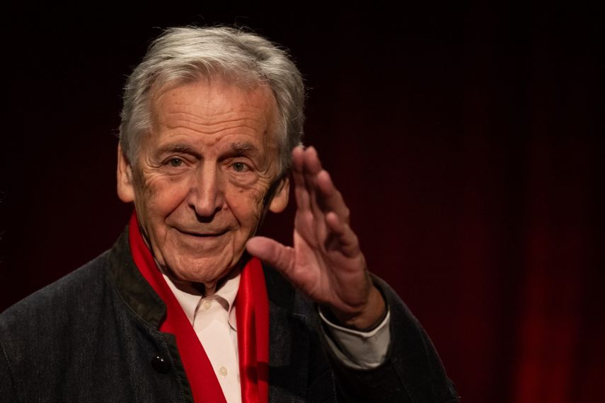 El cineasta franco-griego Costa Gavras llega para asistir a la ceremonia de apertura de la 16a edición del Festival de Cine Lumière, en Lyon, centro-este de Francia, el 12 de octubre de 2024.