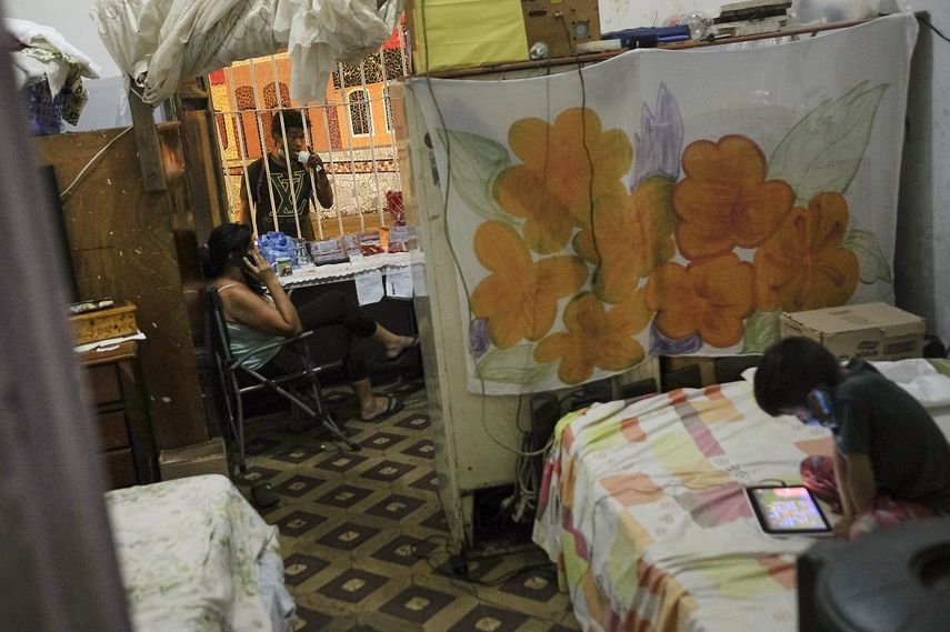 Isabel Quevedo vende bocadillos desde el interior de su casa en el barrio Santa Rosal&iacute;a de Caracas, Venezuela, el domingo 23 de agosto de 2020.&nbsp;