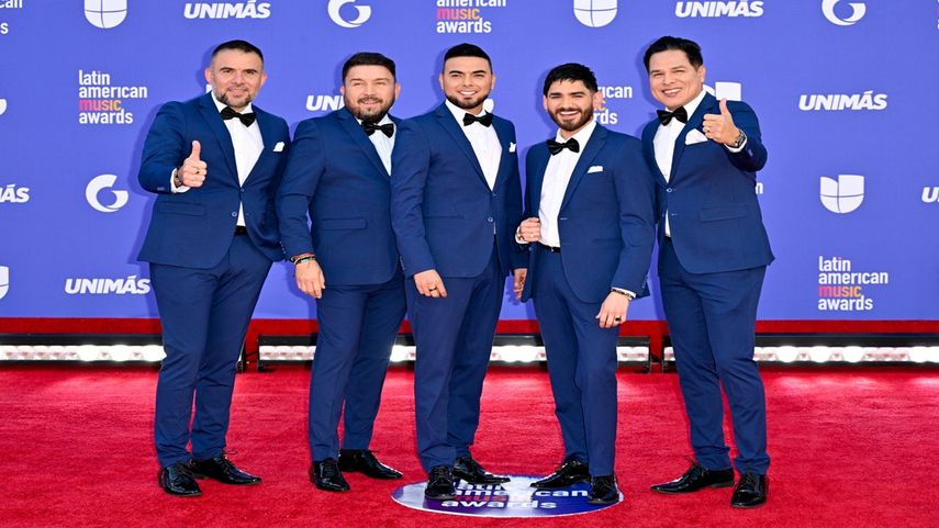 El grupo mexicano Banda El Recodo llega a la octava entrega anual de los Premios de la Música Latinoamericana en el MGM Grand Garden Arena en Las Vegas, Nevada, el 20 de abril de 2023.