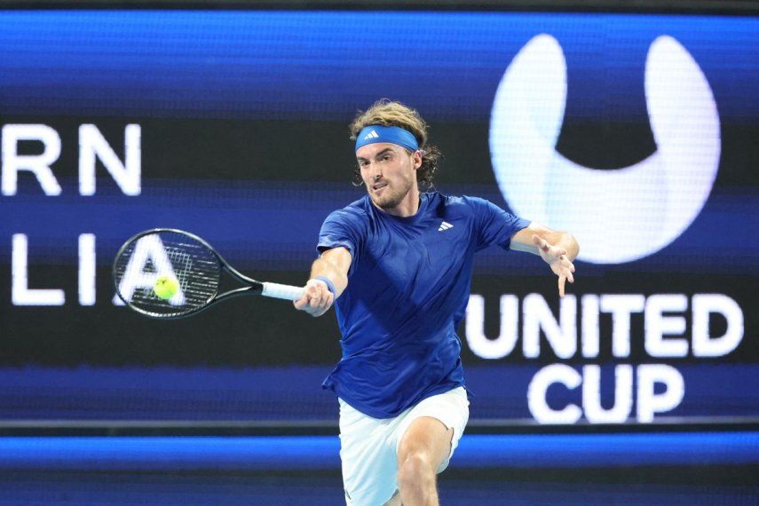 El griego Stefanos Tsitsipas devuelve una pelota durante un partido en Perth, Australia, el 2 de enero de 2026.